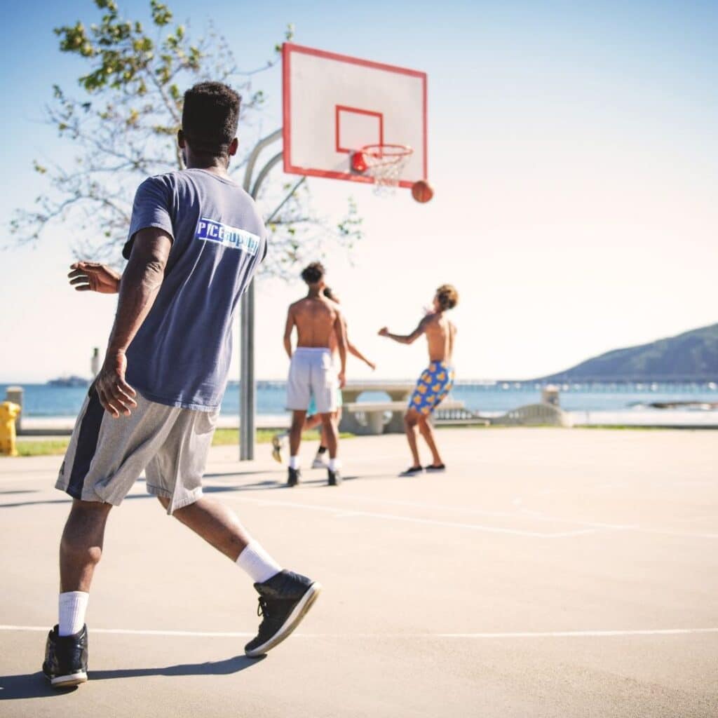 Basketball in Biarritz: Dribble, Shoot, Score